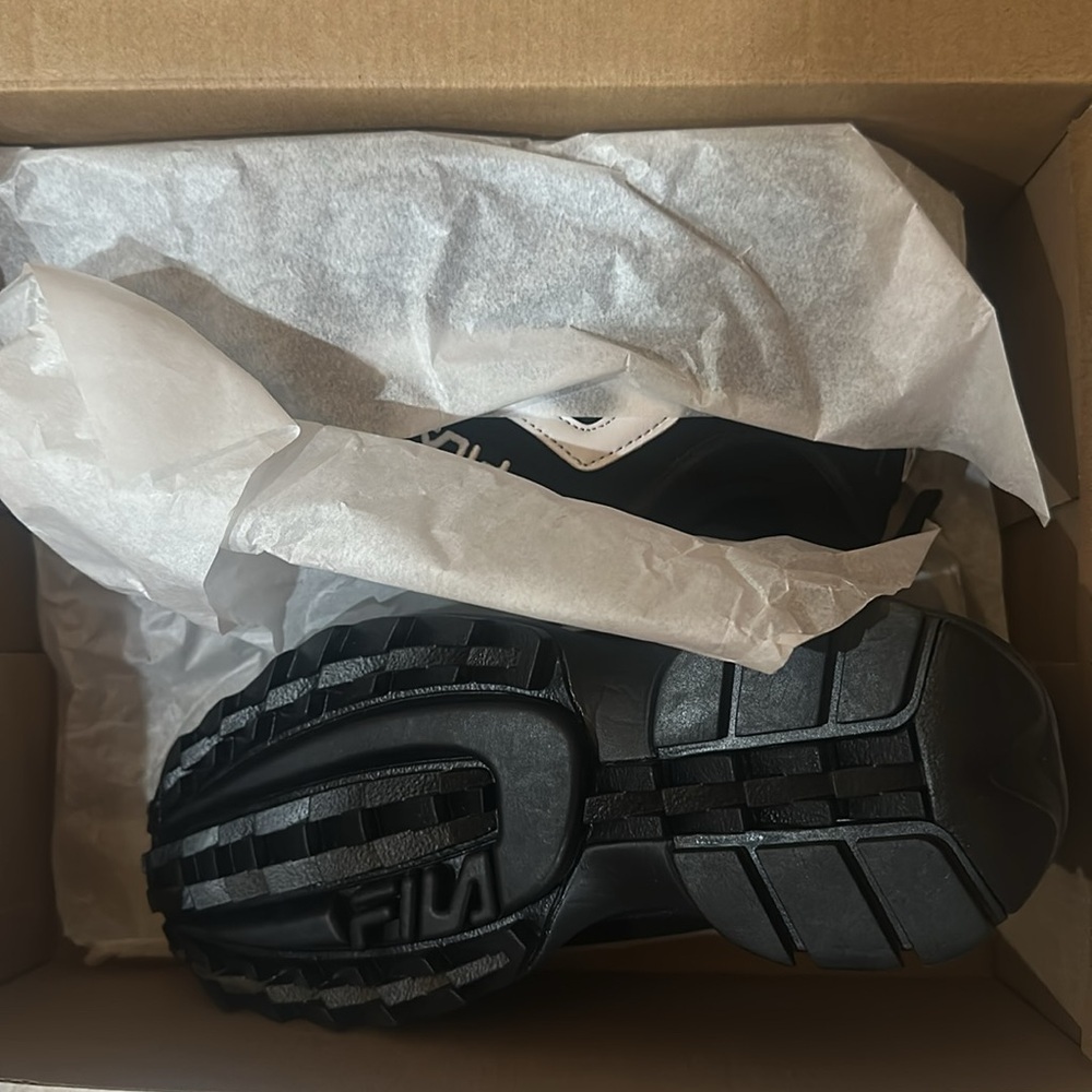 NEW Fila Men's Black Sneakers Size 8 - Picture 2 of 2